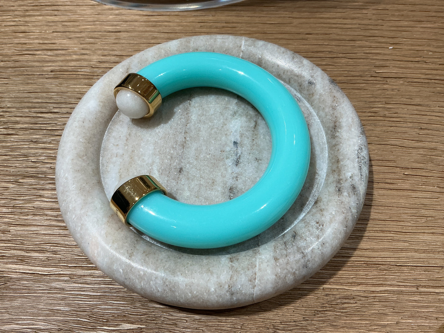 Turquoise shell white quartz